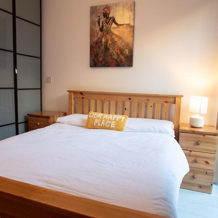 Two-Bedroom Luxury Apartment With Workspace, Free Secure Parking & Coffee Birmingam Exterior foto