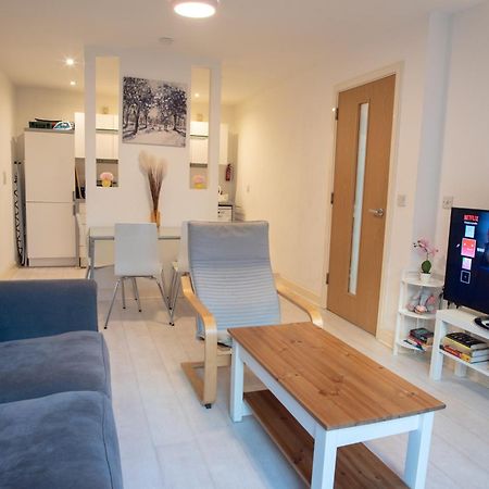 Two-Bedroom Luxury Apartment With Workspace, Free Secure Parking & Coffee Birmingam Exterior foto