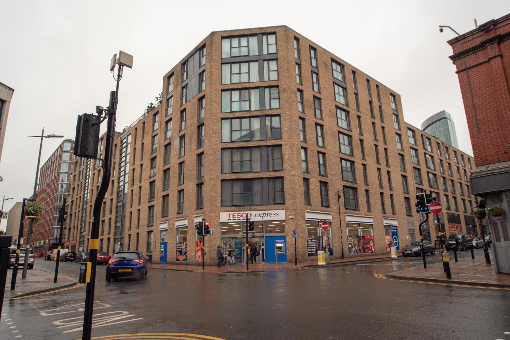 Two-Bedroom Luxury Apartment With Workspace, Free Secure Parking & Coffee Birmingam Exterior foto