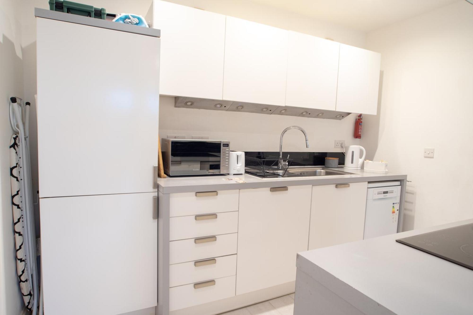 Two-Bedroom Luxury Apartment With Workspace, Free Secure Parking & Coffee Birmingam Exterior foto