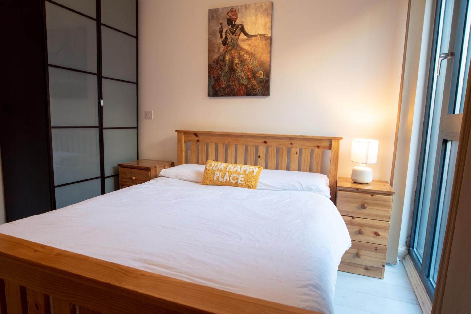 Two-Bedroom Luxury Apartment With Workspace, Free Secure Parking & Coffee Birmingam Exterior foto