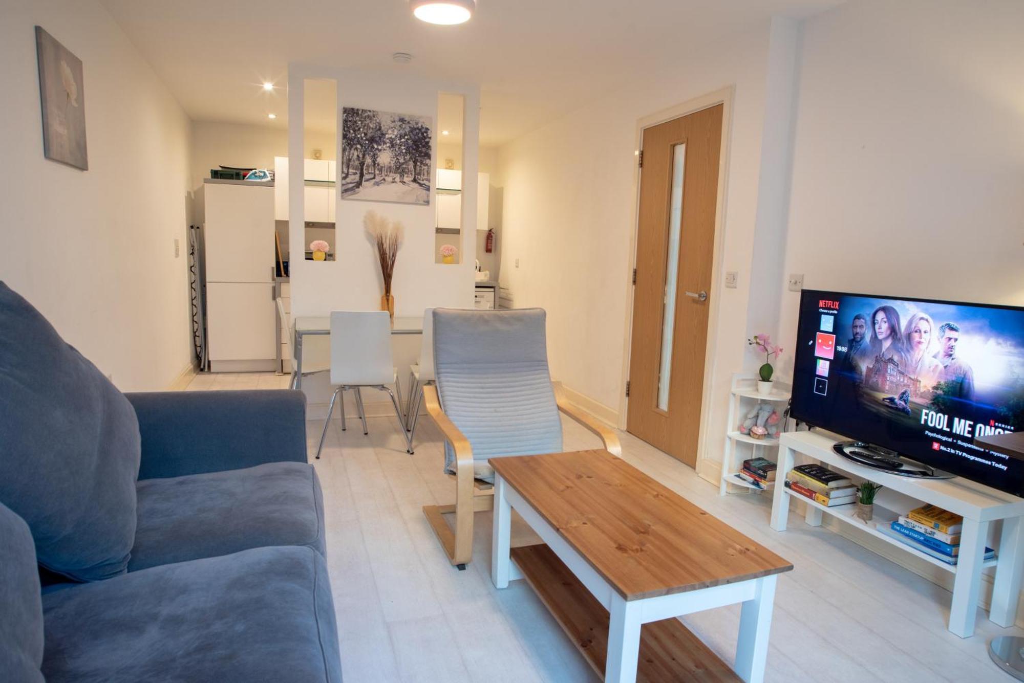 Two-Bedroom Luxury Apartment With Workspace, Free Secure Parking & Coffee Birmingam Exterior foto