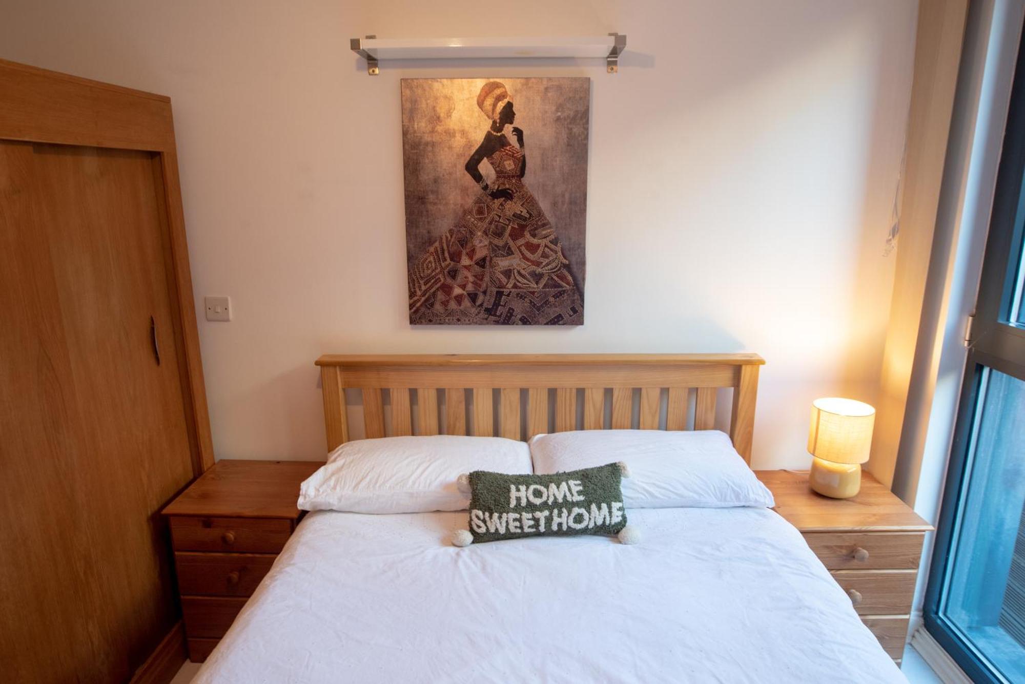 Two-Bedroom Luxury Apartment With Workspace, Free Secure Parking & Coffee Birmingam Exterior foto