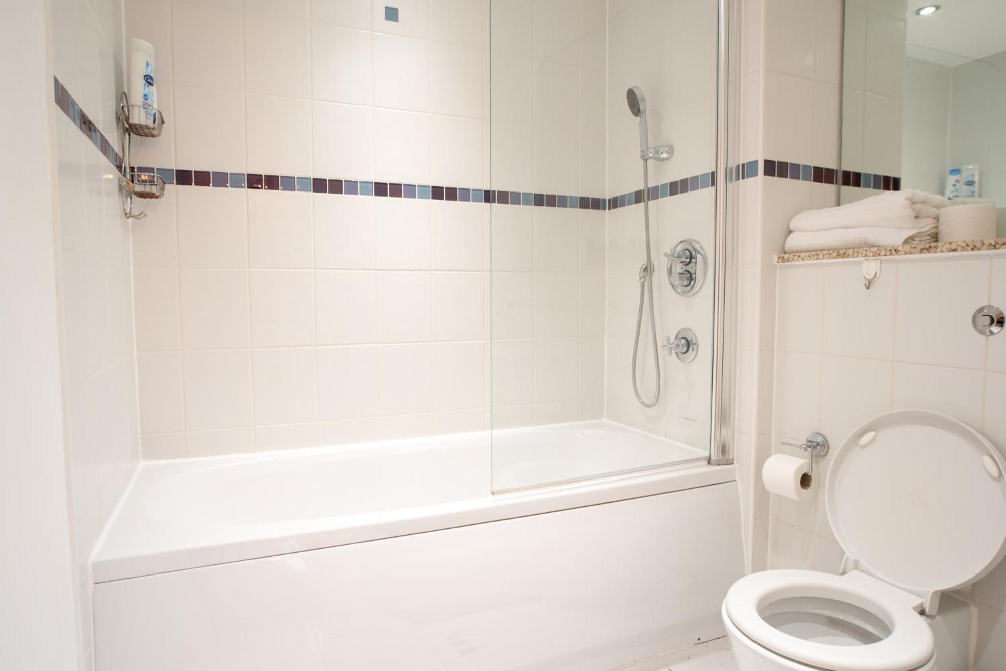 Two-Bedroom Luxury Apartment With Workspace, Free Secure Parking & Coffee Birmingam Exterior foto