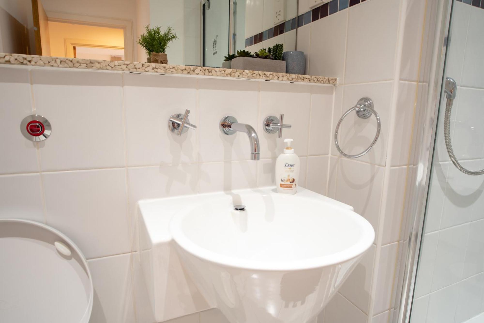 Two-Bedroom Luxury Apartment With Workspace, Free Secure Parking & Coffee Birmingam Exterior foto