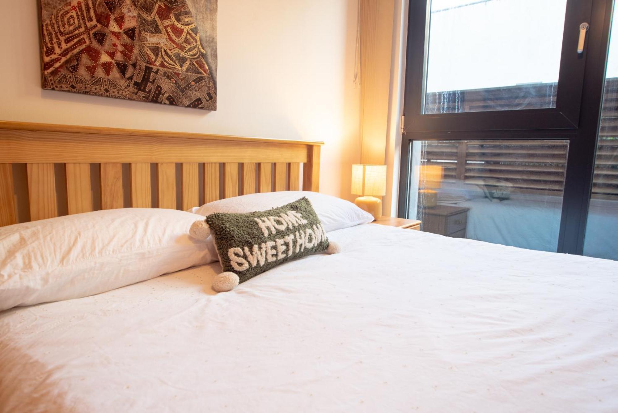 Two-Bedroom Luxury Apartment With Workspace, Free Secure Parking & Coffee Birmingam Exterior foto