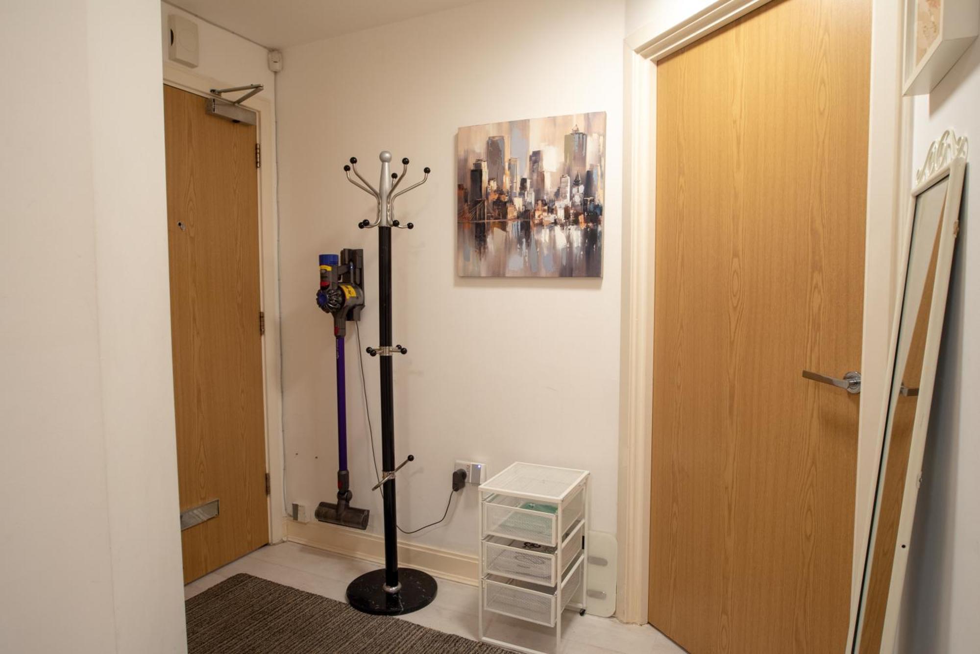 Two-Bedroom Luxury Apartment With Workspace, Free Secure Parking & Coffee Birmingam Exterior foto