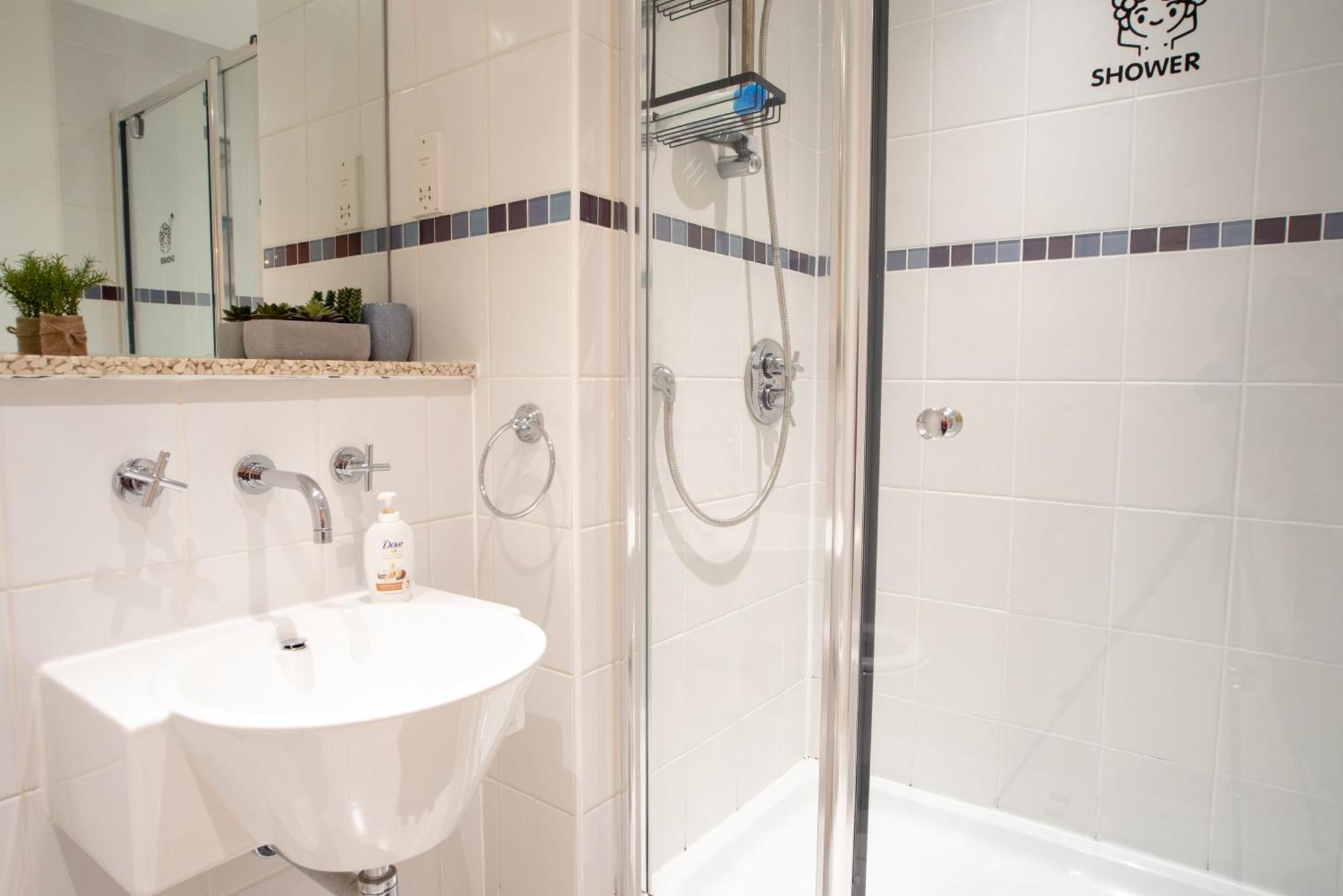 Two-Bedroom Luxury Apartment With Workspace, Free Secure Parking & Coffee Birmingam Exterior foto