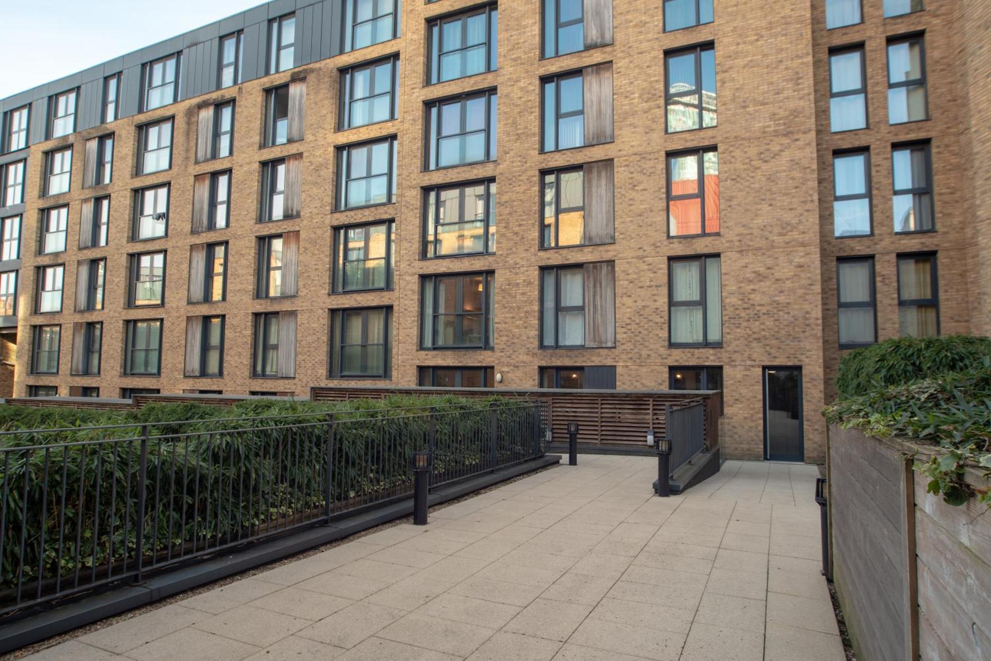 Two-Bedroom Luxury Apartment With Workspace, Free Secure Parking & Coffee Birmingam Exterior foto