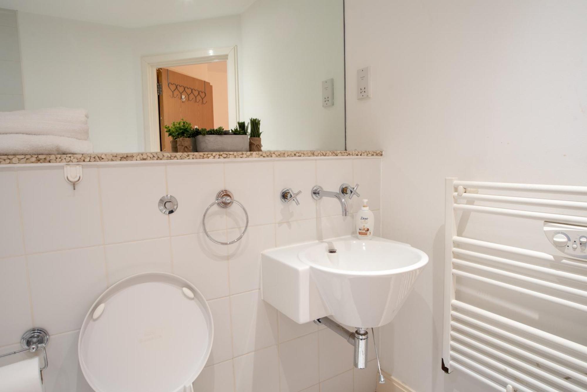 Two-Bedroom Luxury Apartment With Workspace, Free Secure Parking & Coffee Birmingam Exterior foto