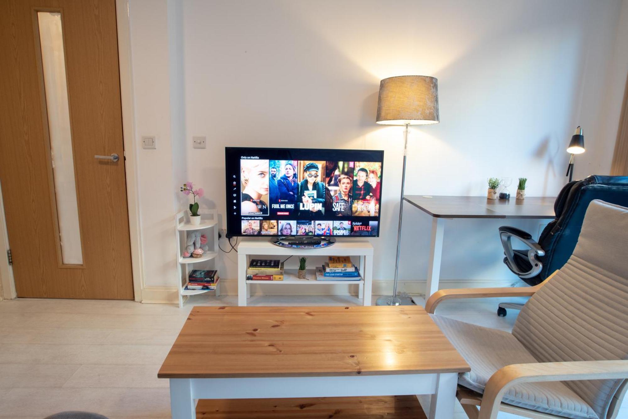 Two-Bedroom Luxury Apartment With Workspace, Free Secure Parking & Coffee Birmingam Exterior foto