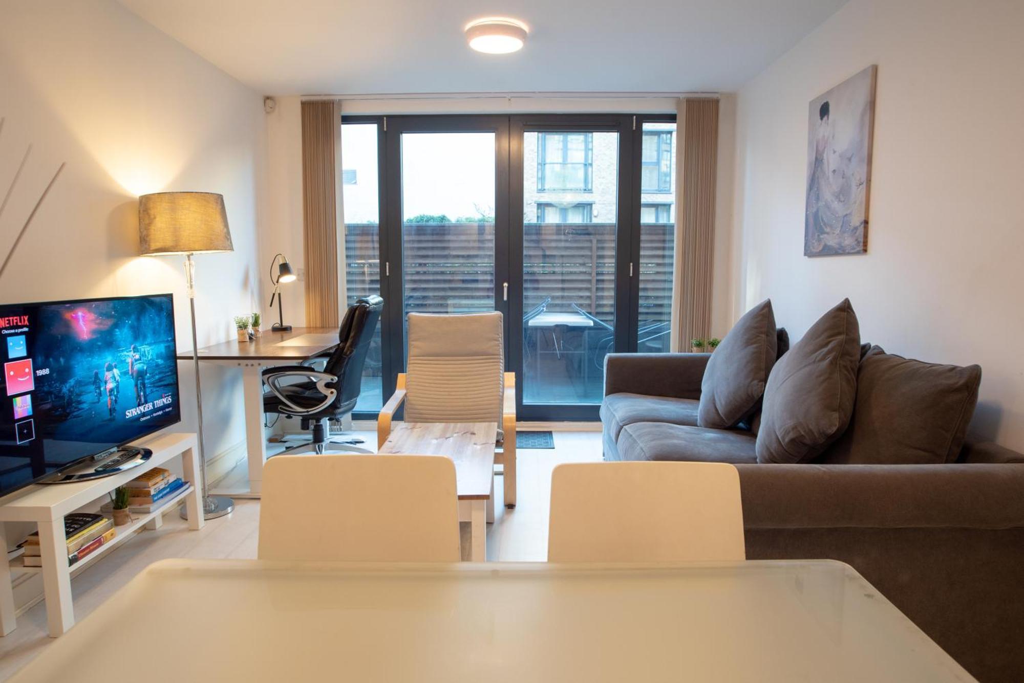 Two-Bedroom Luxury Apartment With Workspace, Free Secure Parking & Coffee Birmingam Exterior foto