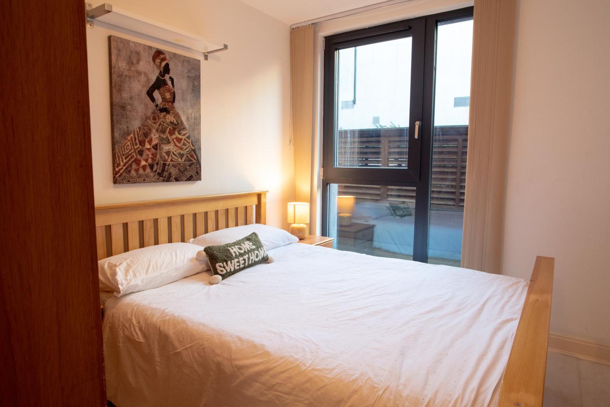 Two-Bedroom Luxury Apartment With Workspace, Free Secure Parking & Coffee Birmingam Exterior foto