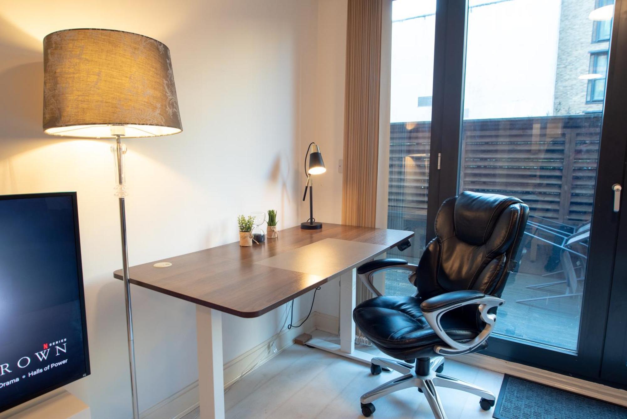 Two-Bedroom Luxury Apartment With Workspace, Free Secure Parking & Coffee Birmingam Exterior foto