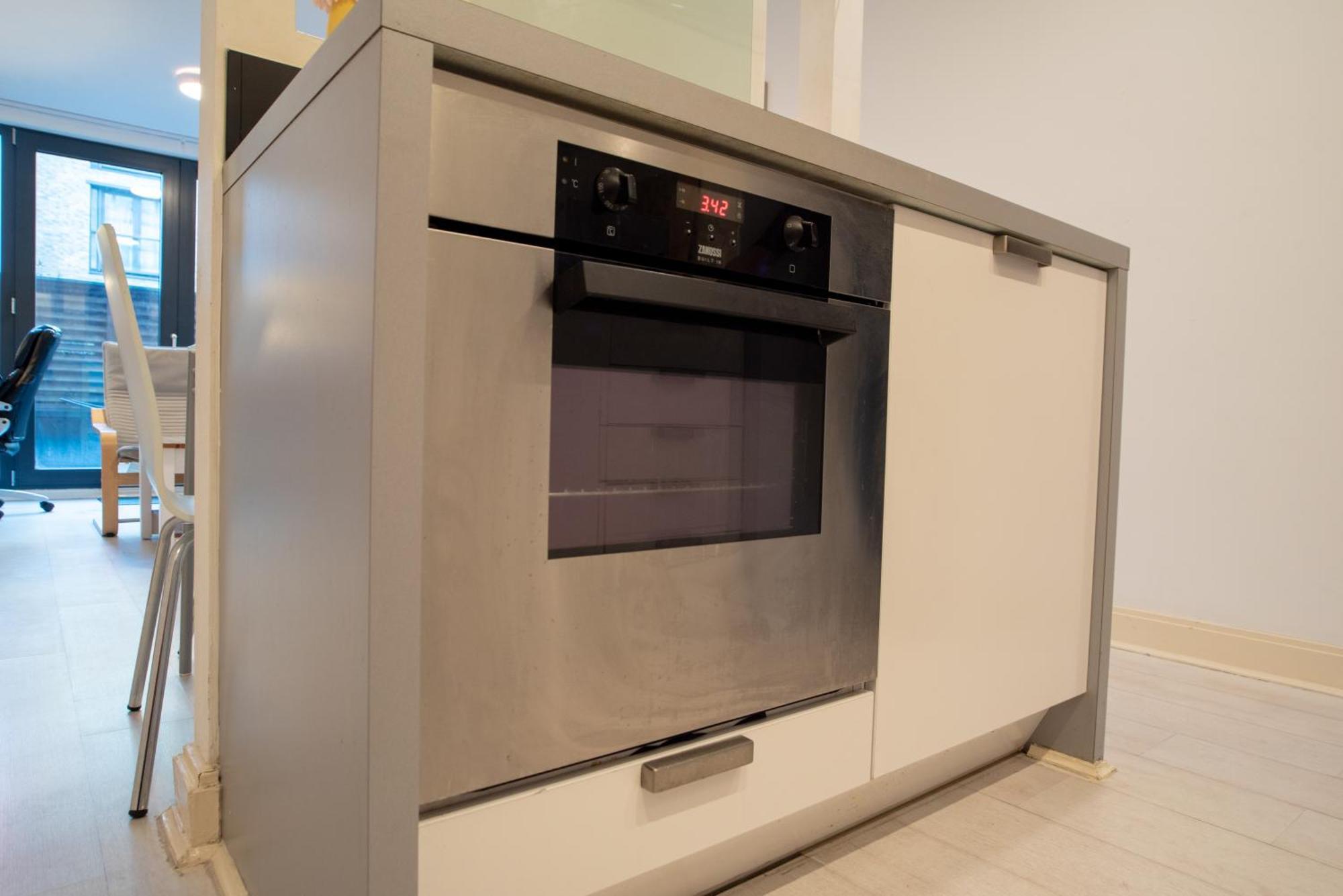 Two-Bedroom Luxury Apartment With Workspace, Free Secure Parking & Coffee Birmingam Exterior foto