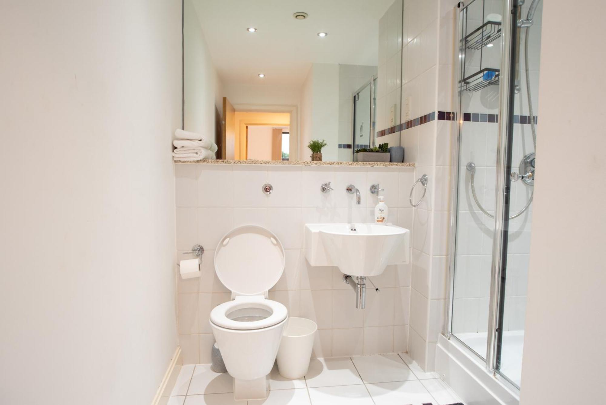 Two-Bedroom Luxury Apartment With Workspace, Free Secure Parking & Coffee Birmingam Exterior foto