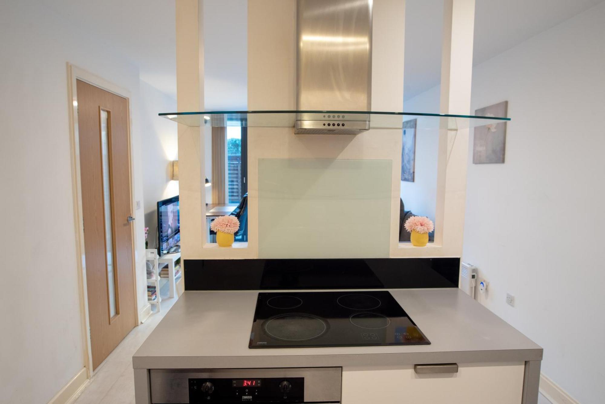 Two-Bedroom Luxury Apartment With Workspace, Free Secure Parking & Coffee Birmingam Exterior foto