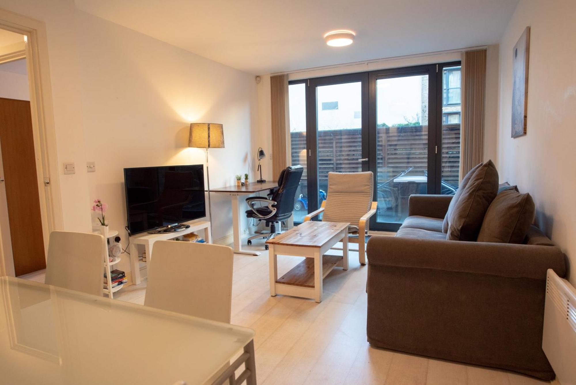 Two-Bedroom Luxury Apartment With Workspace, Free Secure Parking & Coffee Birmingam Exterior foto