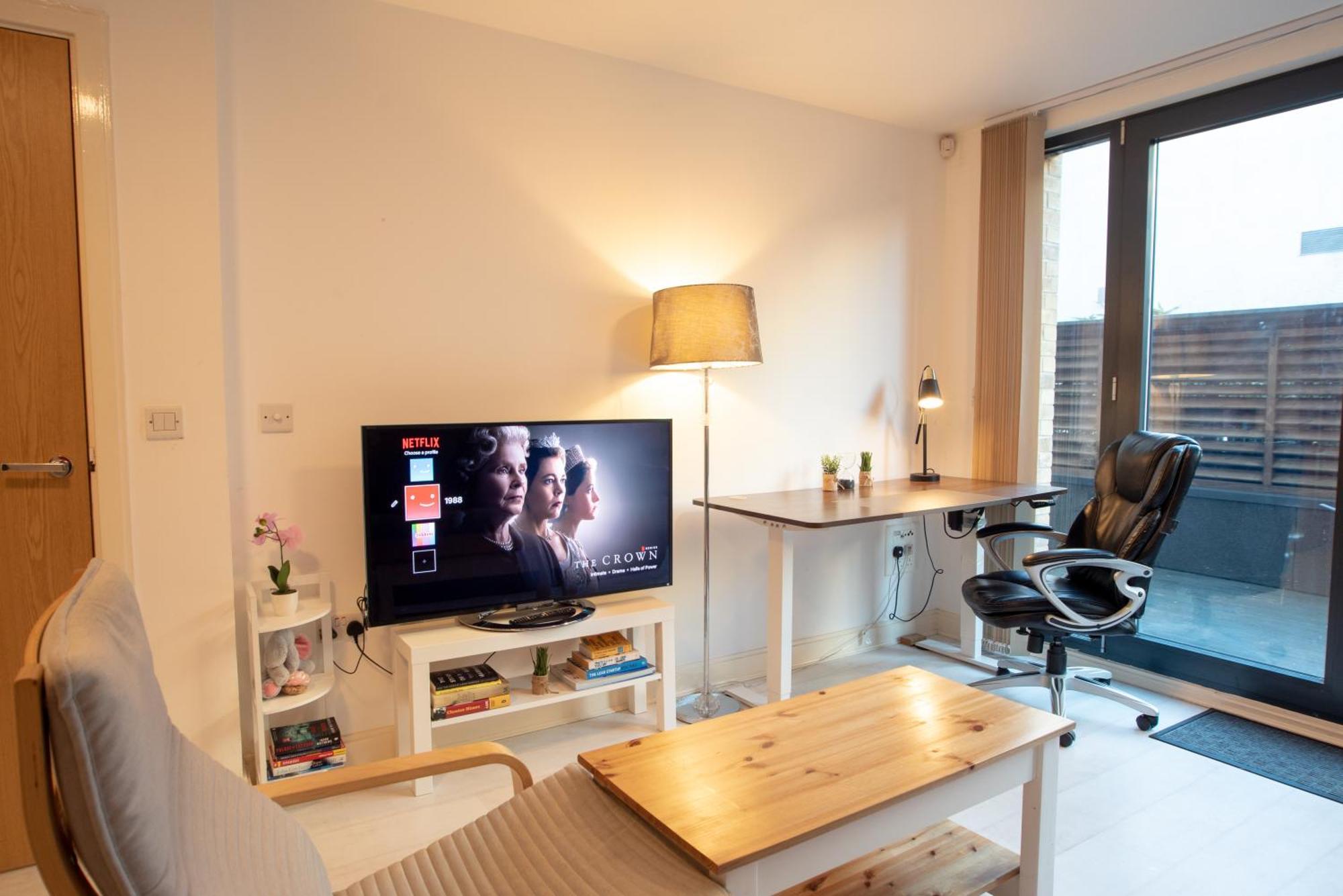 Two-Bedroom Luxury Apartment With Workspace, Free Secure Parking & Coffee Birmingam Exterior foto