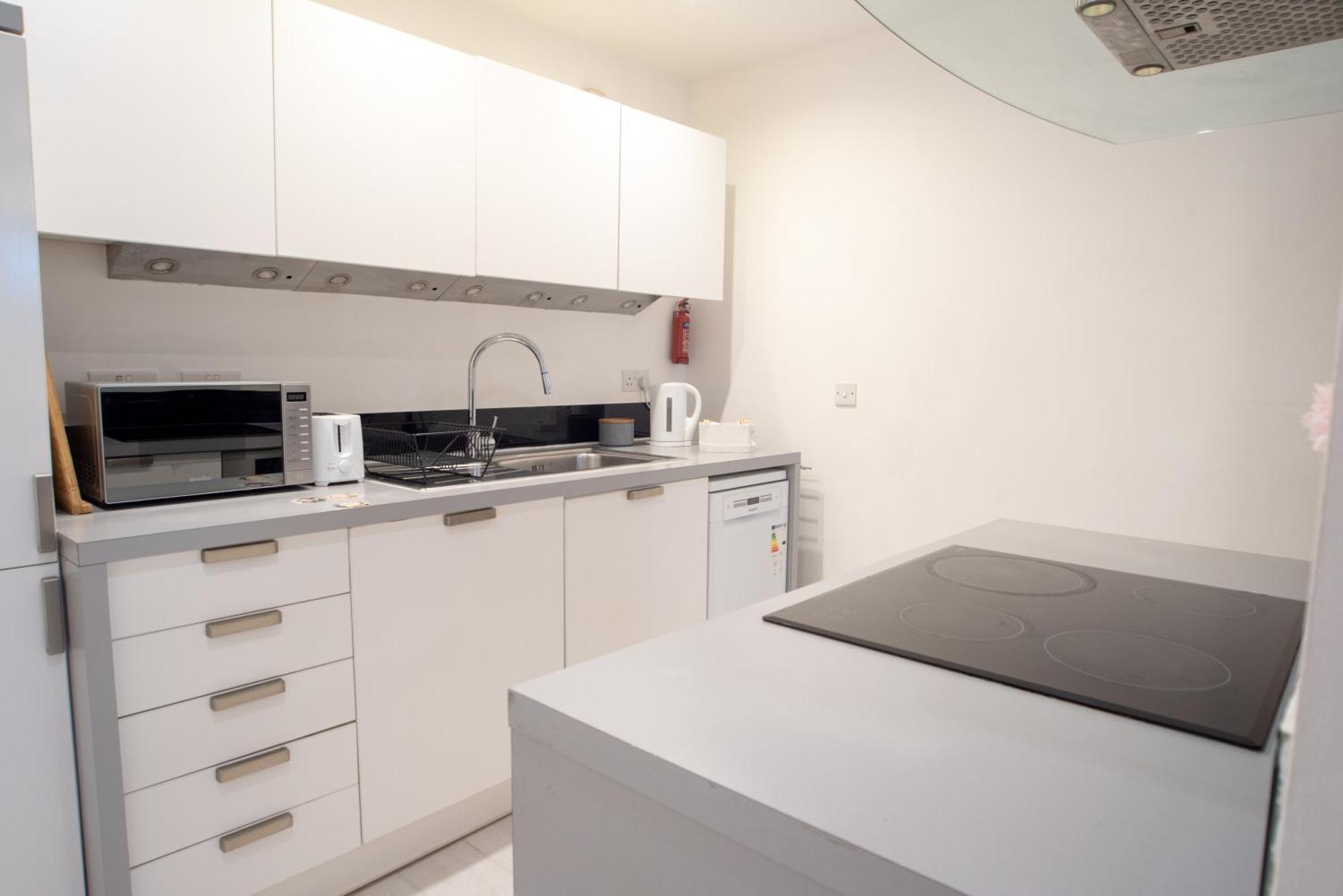 Two-Bedroom Luxury Apartment With Workspace, Free Secure Parking & Coffee Birmingam Exterior foto