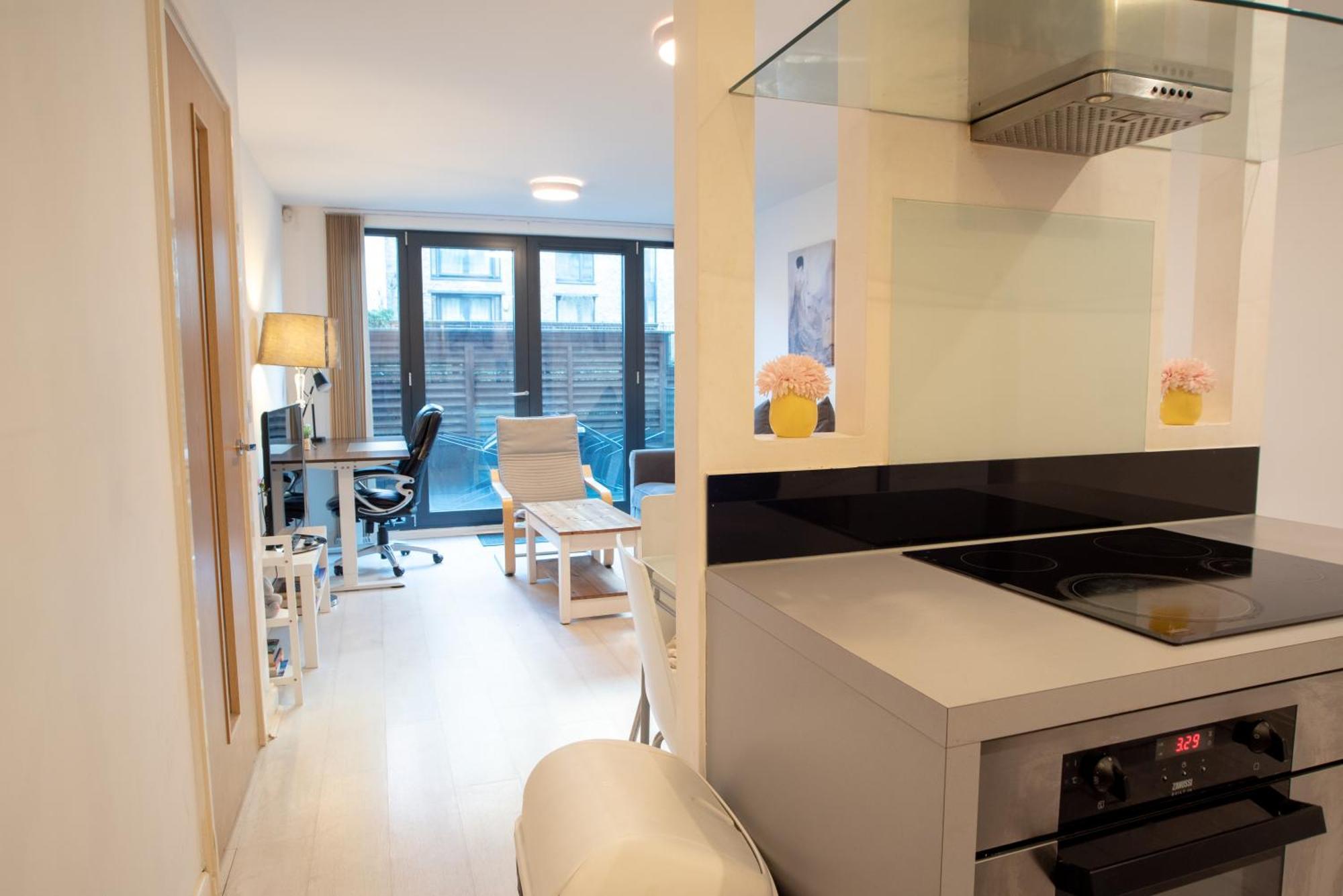Two-Bedroom Luxury Apartment With Workspace, Free Secure Parking & Coffee Birmingam Exterior foto
