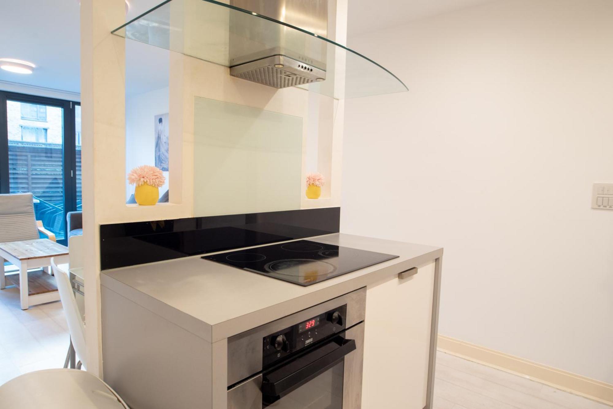 Two-Bedroom Luxury Apartment With Workspace, Free Secure Parking & Coffee Birmingam Exterior foto