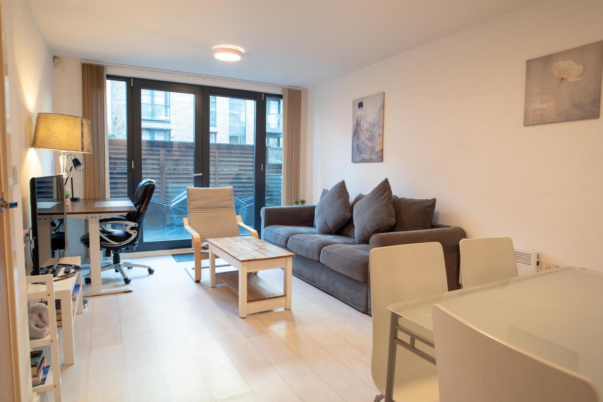 Two-Bedroom Luxury Apartment With Workspace, Free Secure Parking & Coffee Birmingam Exterior foto