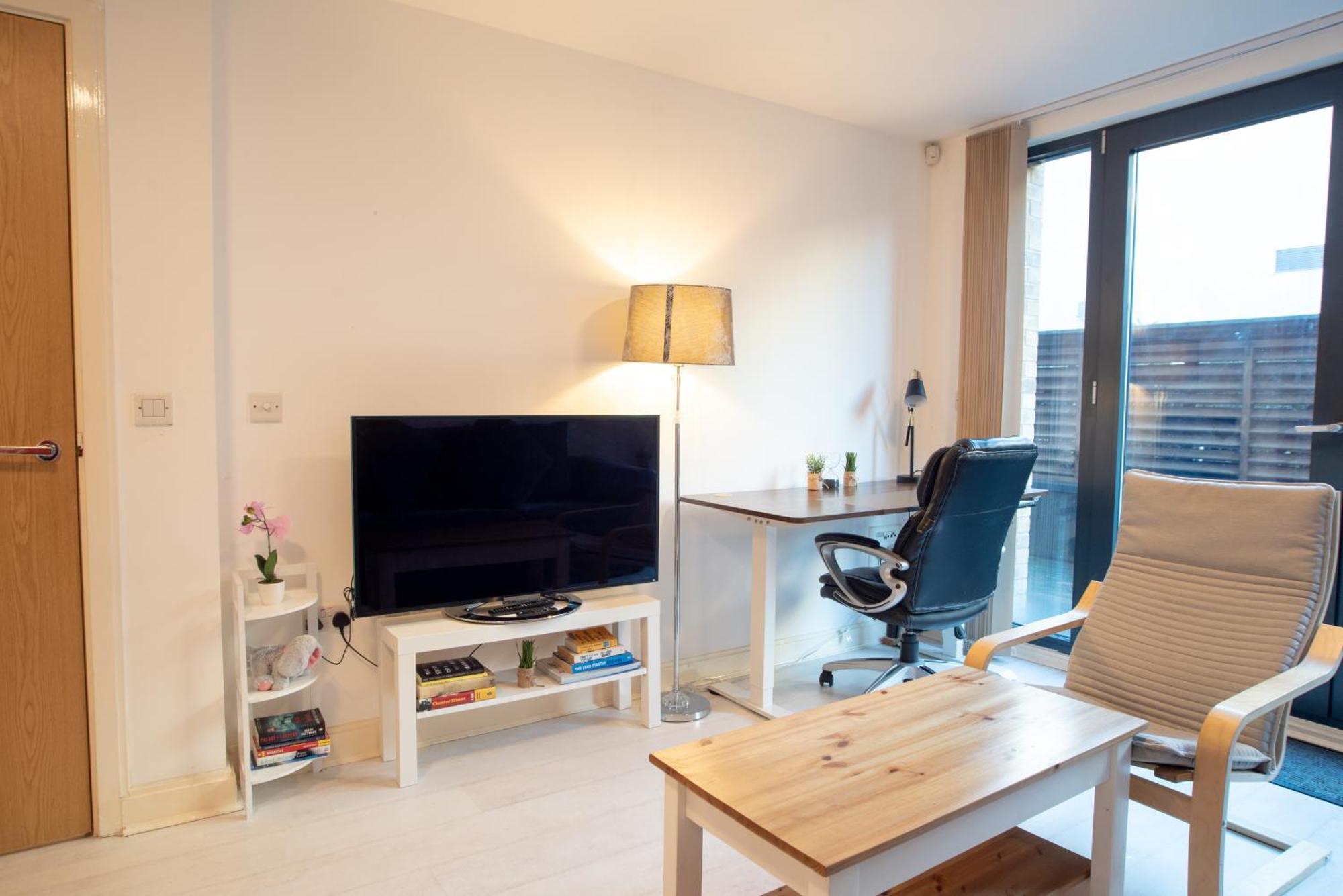 Two-Bedroom Luxury Apartment With Workspace, Free Secure Parking & Coffee Birmingam Exterior foto