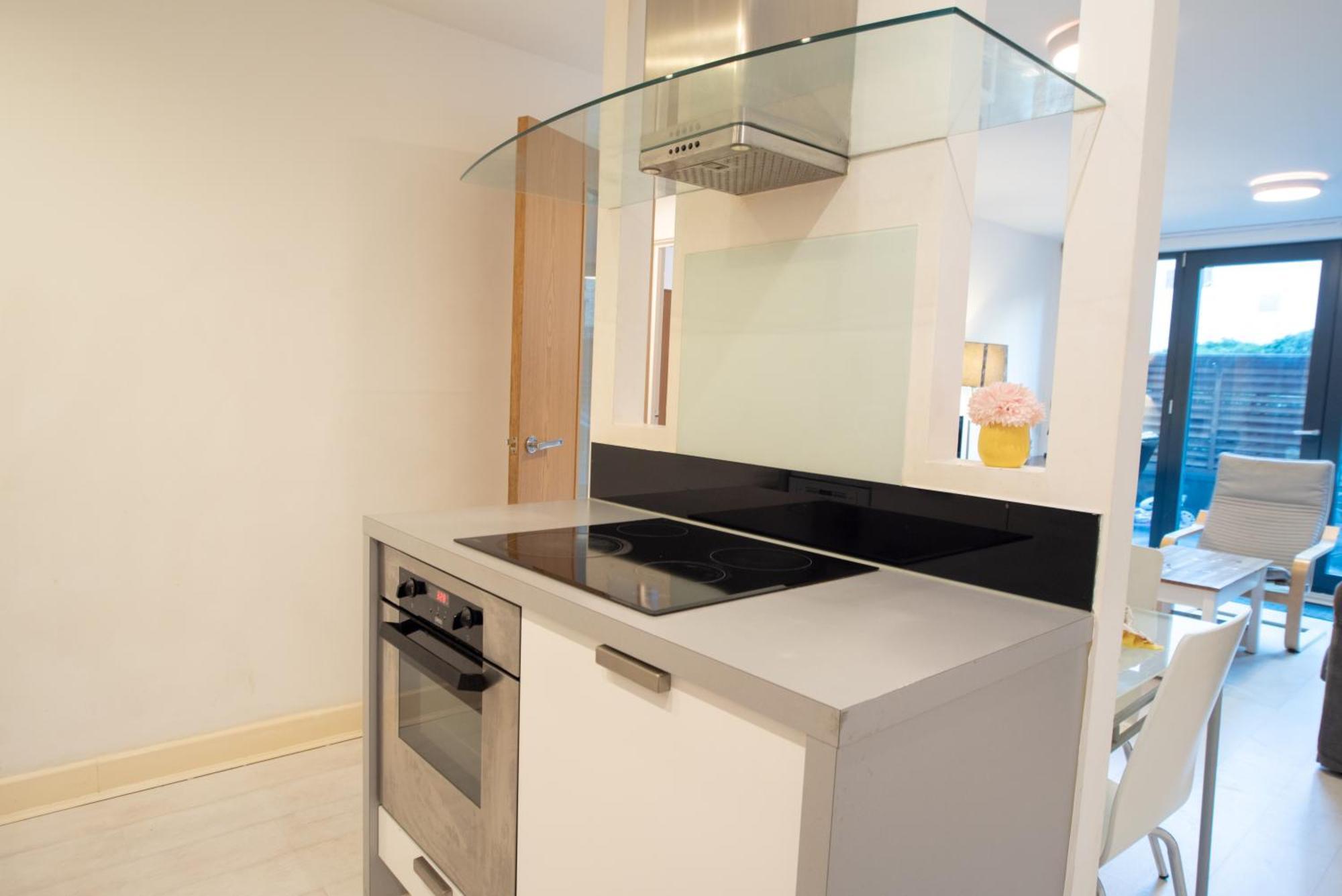 Two-Bedroom Luxury Apartment With Workspace, Free Secure Parking & Coffee Birmingam Exterior foto