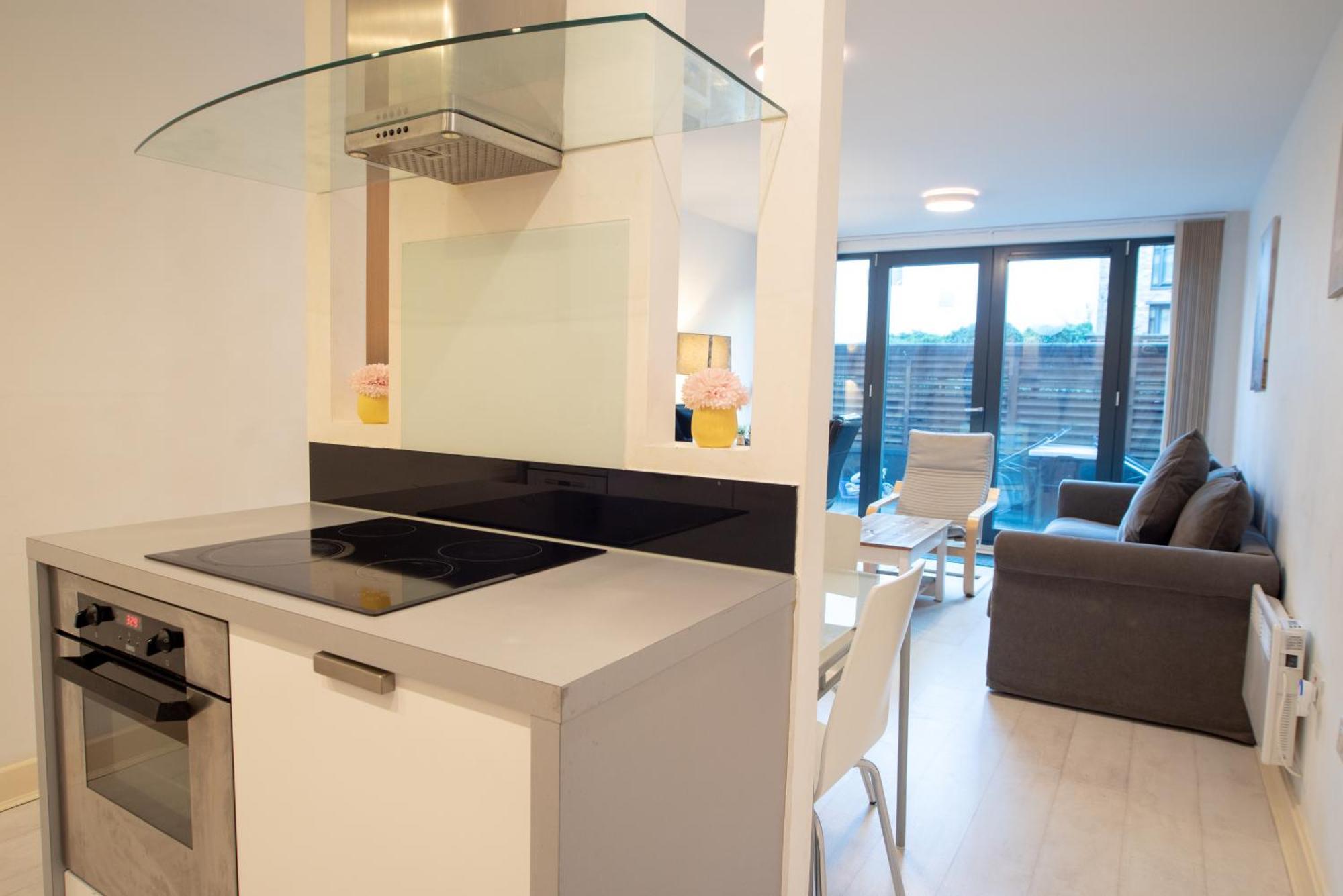 Two-Bedroom Luxury Apartment With Workspace, Free Secure Parking & Coffee Birmingam Exterior foto