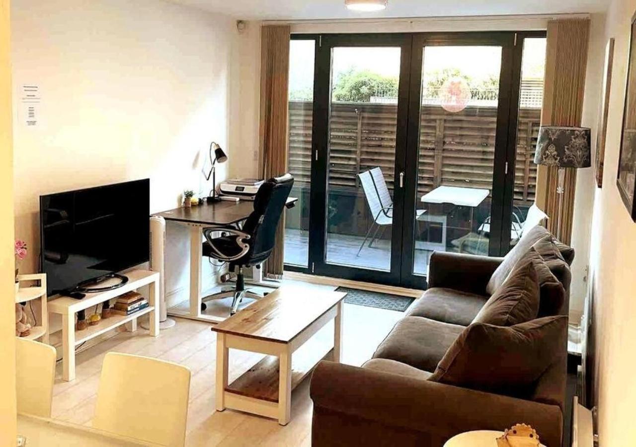 Two-Bedroom Luxury Apartment With Workspace, Free Secure Parking & Coffee Birmingam Exterior foto